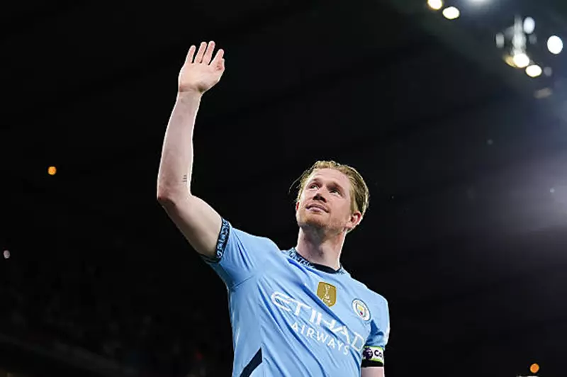 مانشستر سيتي يُكرم مسيرة دي بروين بتمثال جديد أمام ملعب الاتحاد