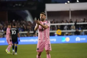 ألبا يتحدث حصرياً عن مواجهة الأهلي، زمالته مع ميسي، وتحديات مونديال الأندية